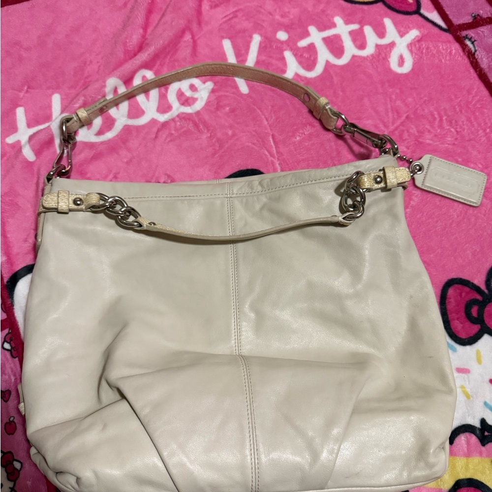Elegant Cream Leather Shoulder Bag